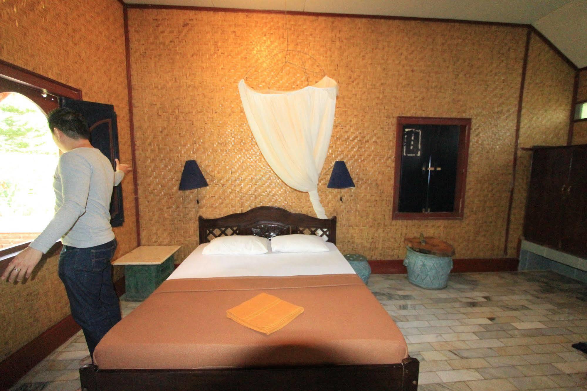 Hotel Bumi Aditya Senggigi Esterno foto